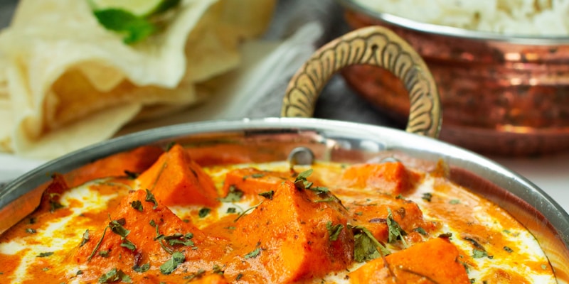 Gelbes Mango-Curry mit Kokosmilch